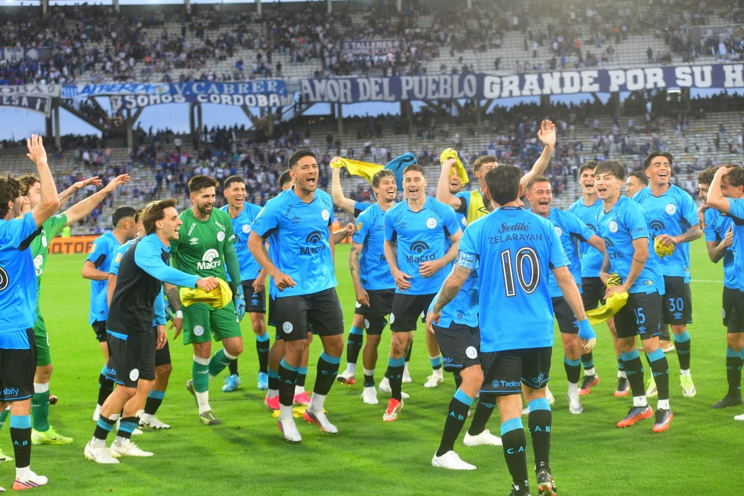 Los festejos de los jugadores de Belgrano en el Kempes después del clásico ante Talleres.