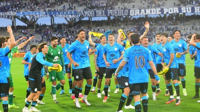 Los festejos de los jugadores de Belgrano en el Kempes después del clásico ante Talleres.