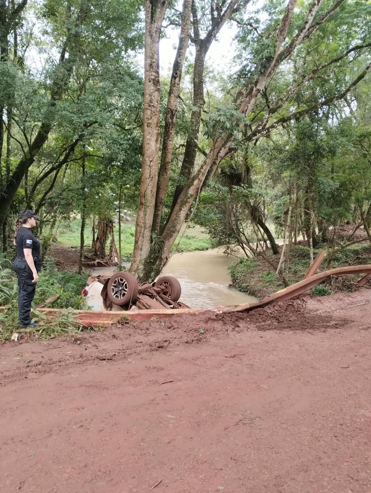 Puerto Iguazú: un adolescente resultó herido tras despistar con una camioneta y caer a un curso de agua.