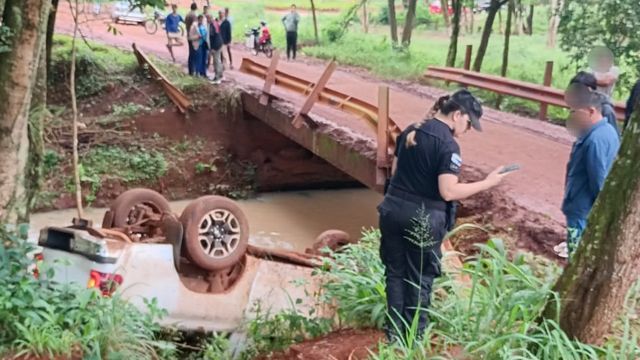 Puerto Iguazú: un adolescente resultó herido tras despistar con una camioneta y caer a un curso de agua.