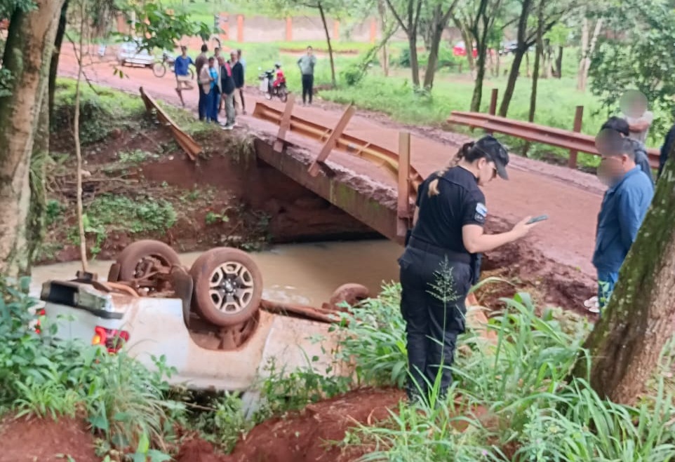 Puerto Iguazú: un adolescente resultó herido tras despistar con una camioneta y caer a un curso de agua.