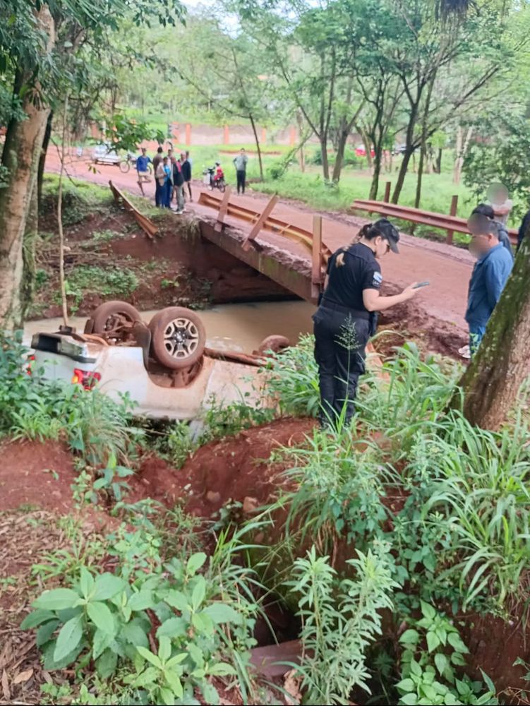 Puerto Iguazú: un adolescente resultó herido tras despistar con una camioneta y caer a un curso de agua.