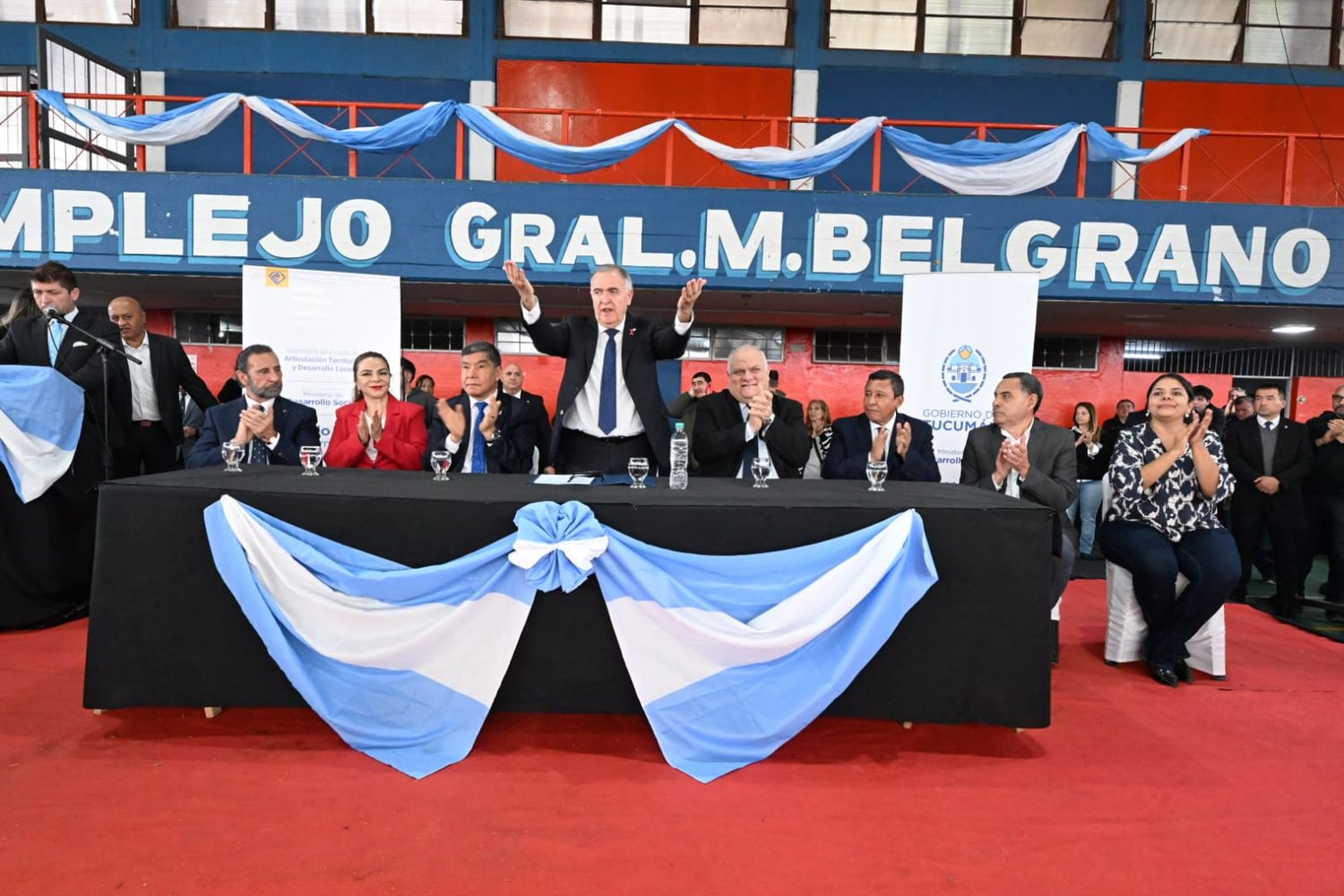 El gobernador Osvaldo Jaldo estuvo acompañado por el vicegobernador Miguel Acevedo, ministros, legisladores e intendentes.