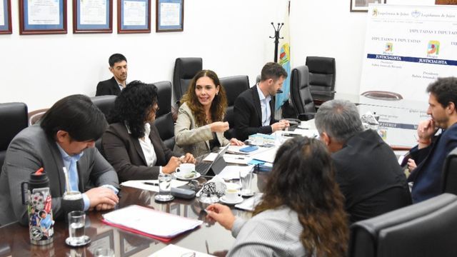 Presidida por la diputada Noemí Isasmendi, la comisión de Obras y Servicios Públicos de la Legislatura se reunió en el Salón "Pilar Bermúdez" para abordar distintos temas de su competencia y conformar una mesa interdisciplinaria destinada a la prevención y gestión del riesgo sísmico en la provincia.