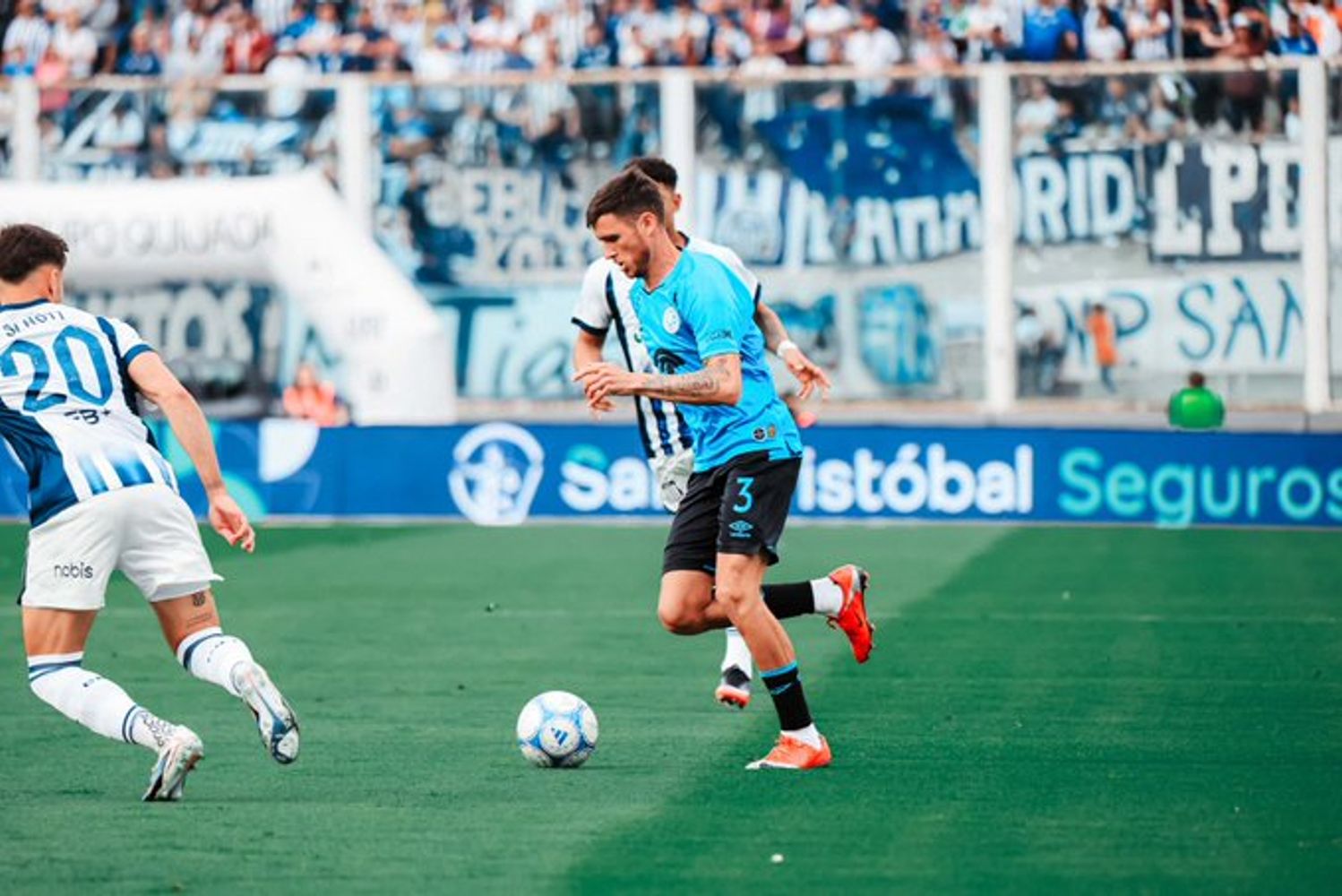 Adrián Spörle, lateral de Belgrano.