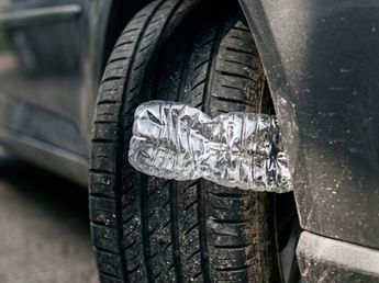 Encontrar una botella de plástico en la rueda del coche: qué significa y por qué es fundamental saber cómo actuar