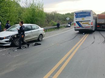Triple choque en Córdoba entre un camión, un colectivo y un auto