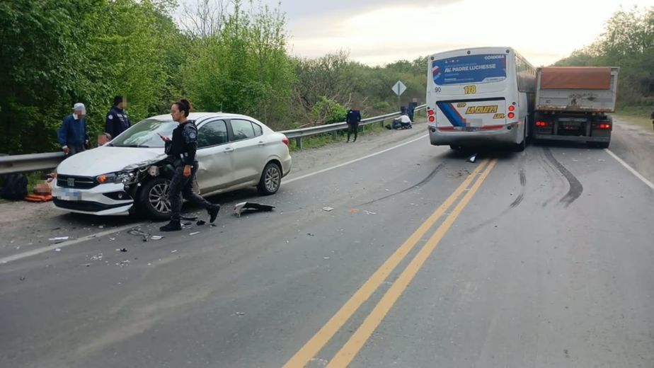 Triple choque en Córdoba entre un camión, un colectivo y un auto