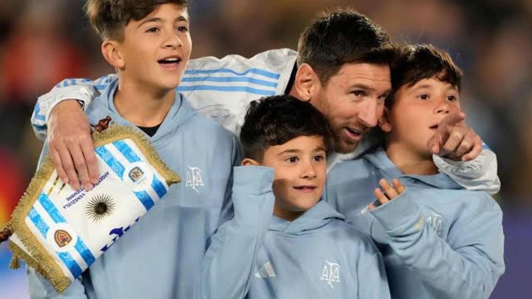 Lionel Messi con sus hijos.