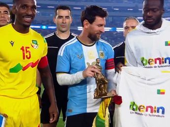 La significativa estatuilla que le regaló Benin a Lionel Messi: por qué está dedicada a Antonela Roccuzzo