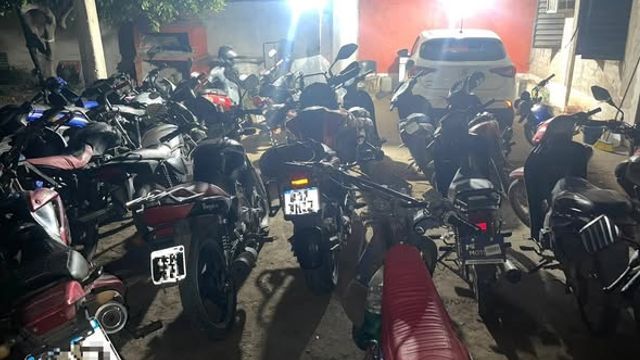 Los rodados fueron retenidos por infracciones a la Ley Nacional de Tránsito y cinco hombres terminaron arrestados.