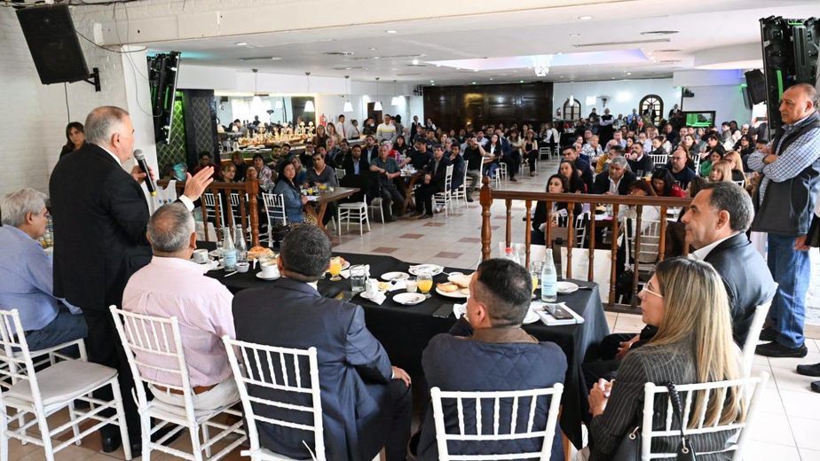 Gobierno y gremios docentes dialogaron sobre mobiliario y edificios escolares