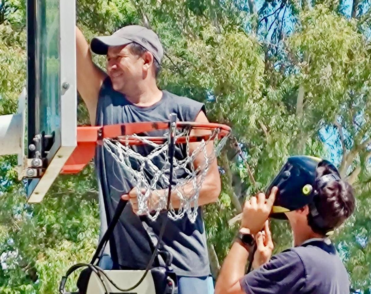 Vía Paraná impulsa una iniciativa para recuperar playones y acercar el básquet a más chicos.