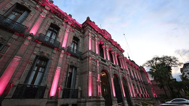 La Casa de Gobierno de Tucumán, iluminada de rosa este lunes 5 de octubre.