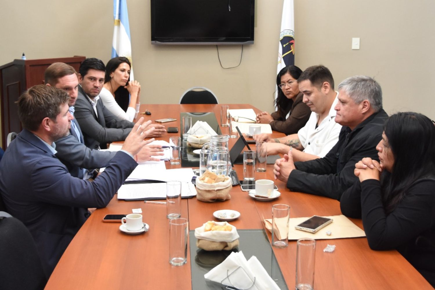 Durante la reunión, los integrantes de la Comisión de Derechos Humanos analizaron diferentes expedientes pendientes de tratamiento, como el referido a un programa provincial de capacitación sobre trata de personas, dirigido a funcionarios públicos.
