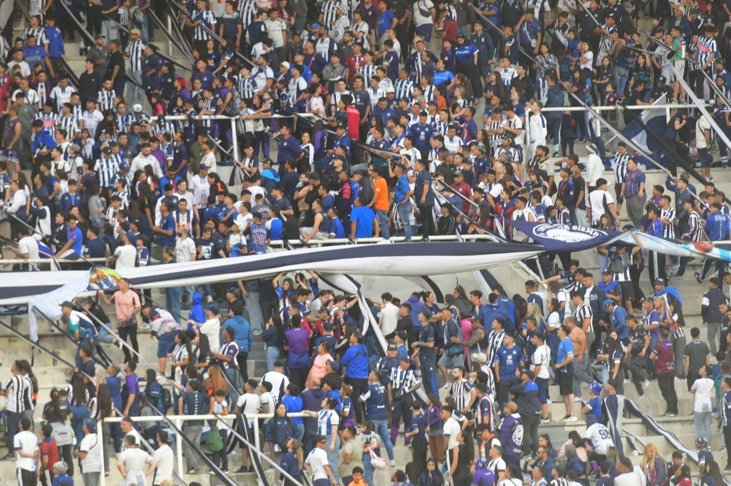 Al final del Talleres-Belgrano hubo corridas en la popular Willington.