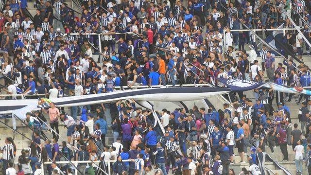 Al final del Talleres-Belgrano hubo corridas en la popular Willington.