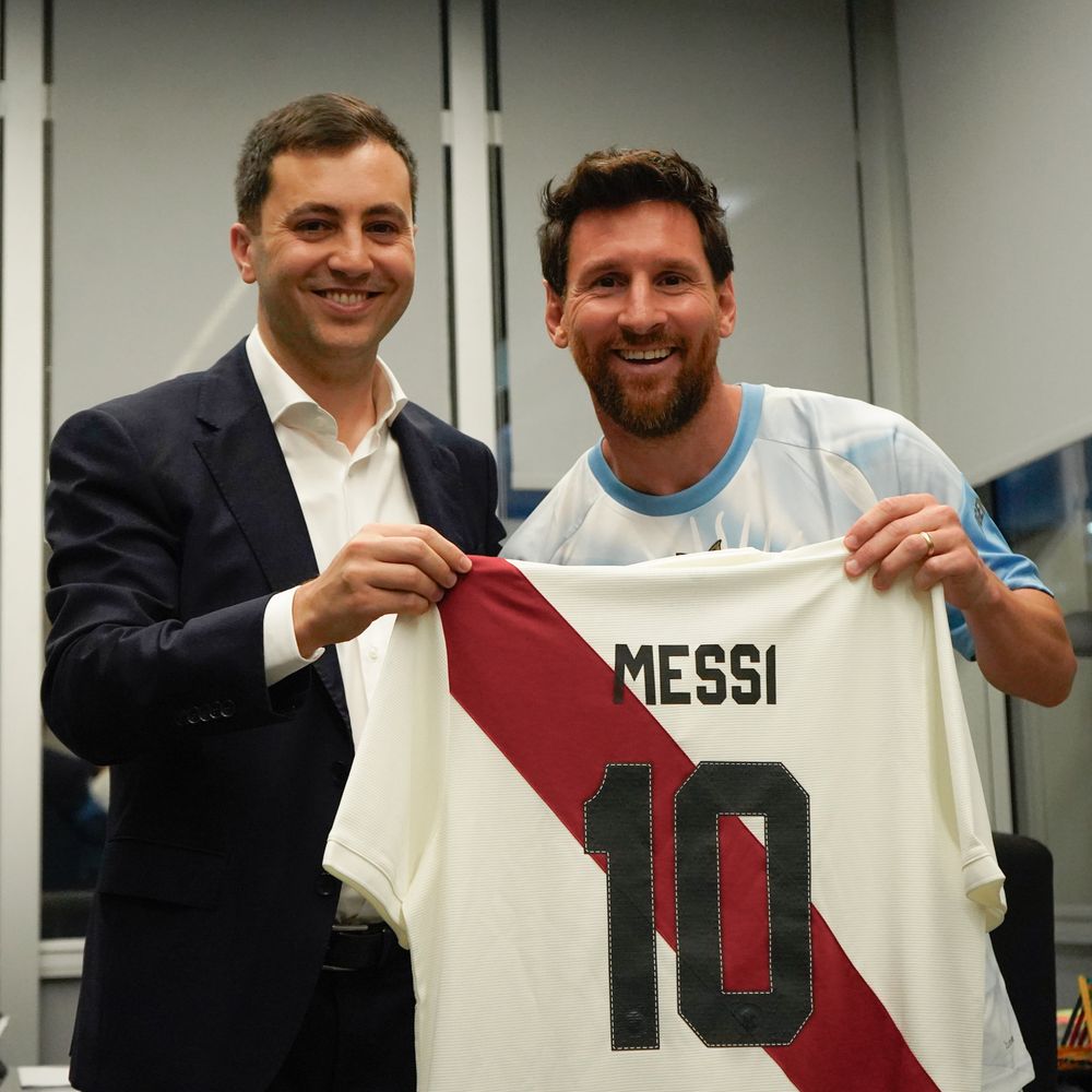Stefano Di Carlo con Lionel Messi.
