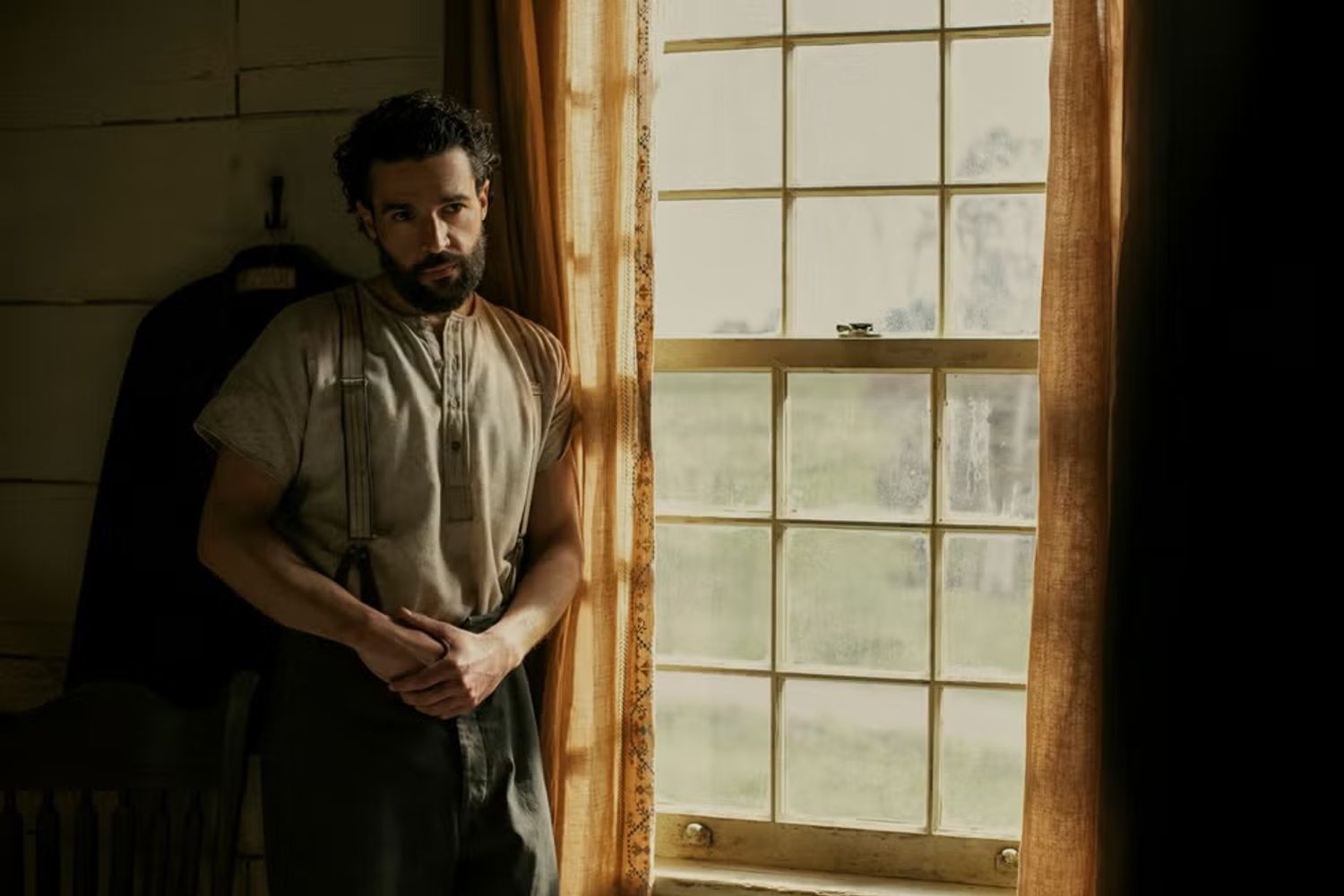 Christopher Abbott como Adam Trask.