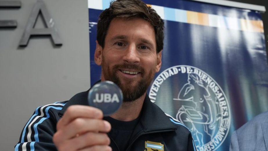 Messi condecorado por la UBA