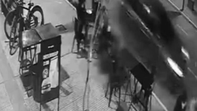 El vehículo impactó contra el mobiliario exterior de un bar ubicado frente a Plaza Independencia.