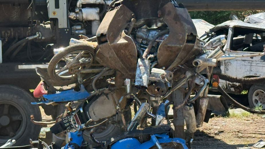 Autos y motos abandonados: Carlos Paz avanza con una nueva etapa de compactación