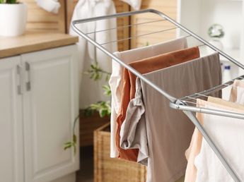 El sencillo truco para tender la ropa dentro de casa y que no tenga olor a humedad