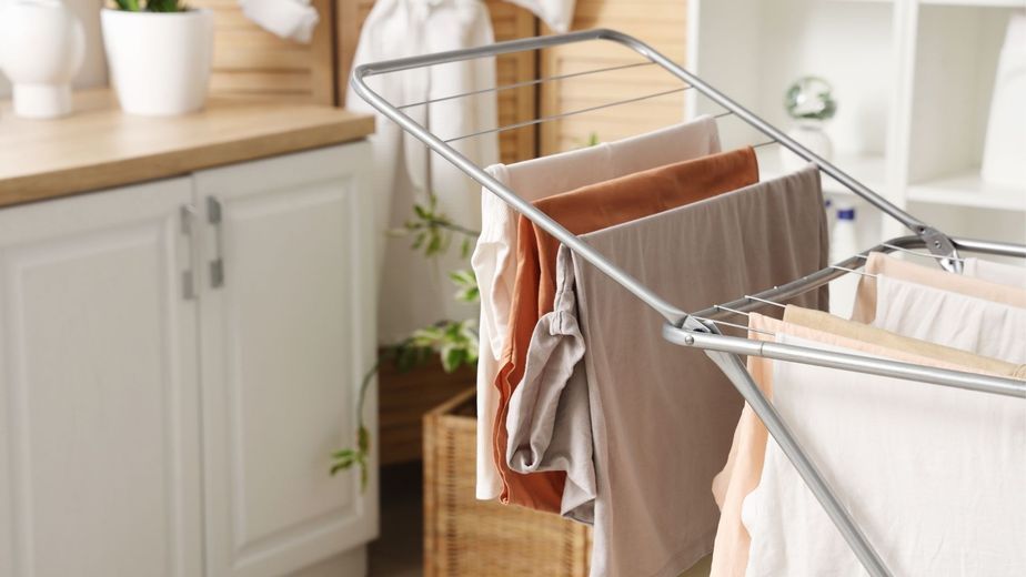 El sencillo truco para tender la ropa dentro de casa y que no tenga olor a humedad