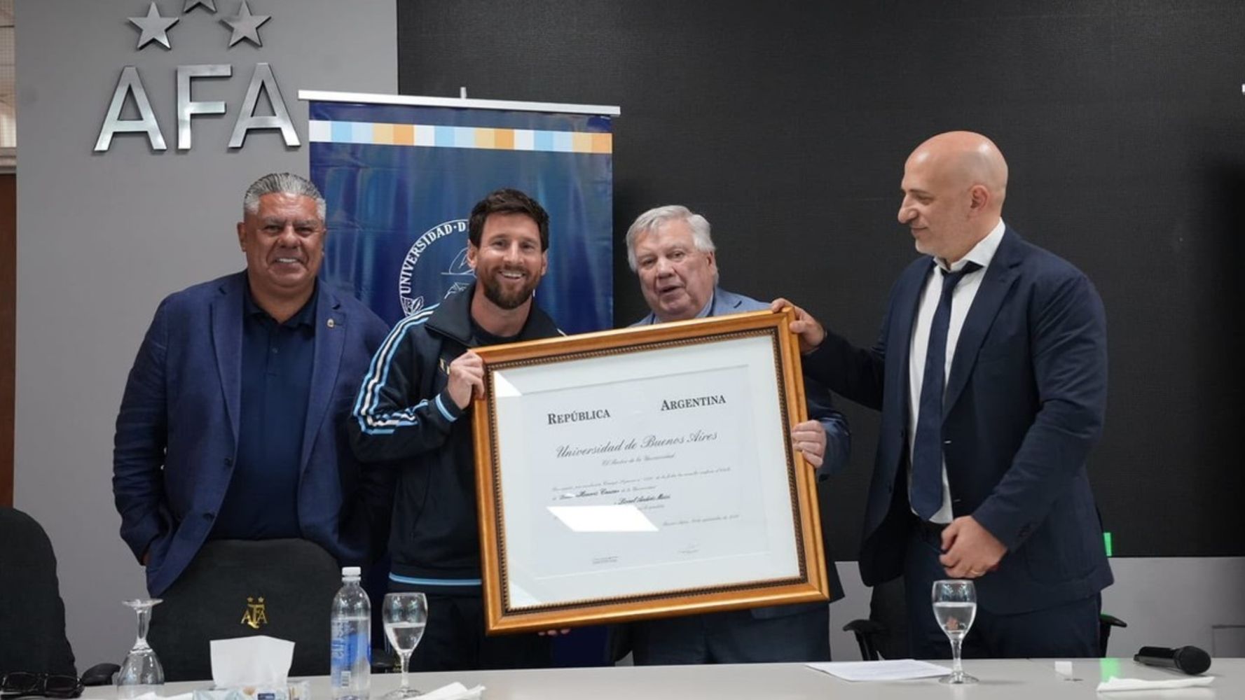 Messi condecorado por la UBA