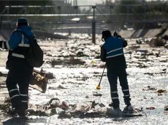 Es oficial | Super Niño: arrestos y multas millonarias por arrojar basura en los canales de esta provincia argentina