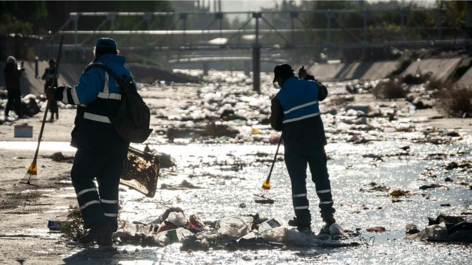Es oficial | Super Niño: arrestos y multas millonarias por arrojar basura en los canales de esta provincia argentina