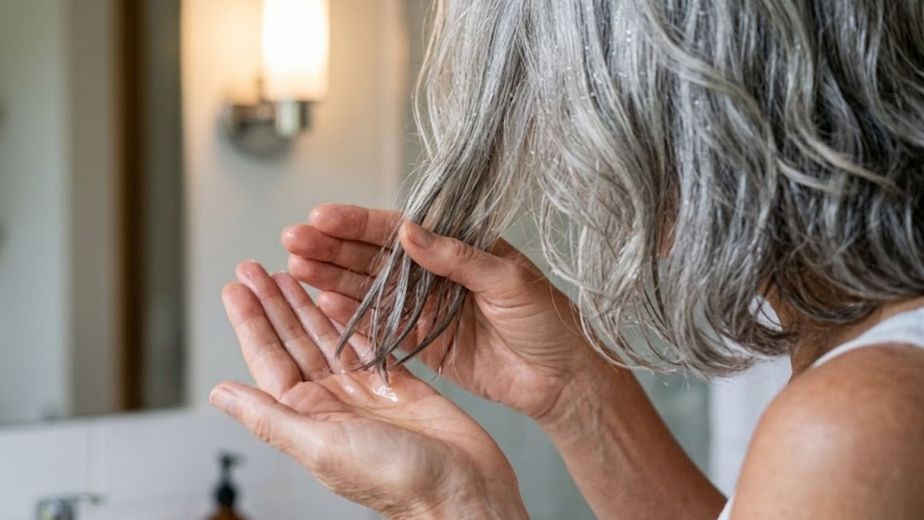 Los peluqueros profesionales coinciden sobre las canas: "Lavarte el pelo más a menudo cuando llueve puede empeorar el encrespamiento y hay que prestar atención a la hidratación"