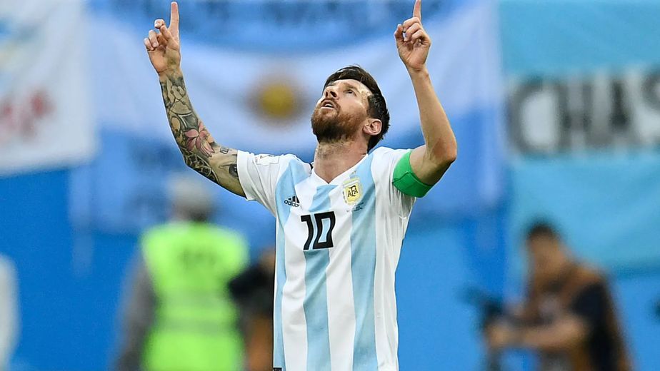 Por qué Messi mira al cielo cuando hace un gol: la historia comenzó cuando tenía 4 años en Rosario