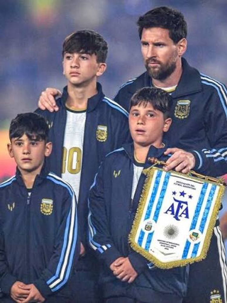 Messi y sus tres hijos en la despedida de la Selección argentina