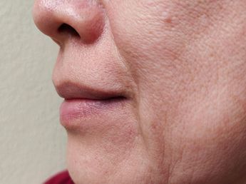 María Sánchez, experta maquilladora de 52 años: "Para combatir la flacidez del rostro, aplico el truco de la diadema invertida"