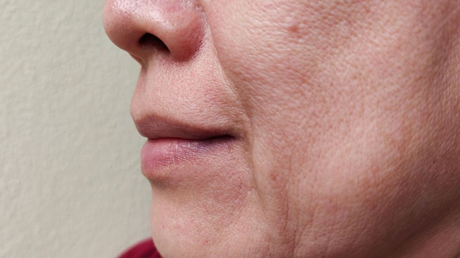 María Sánchez, experta maquilladora de 52 años: "Para combatir la flacidez del rostro, aplico el truco de la diadema invertida"