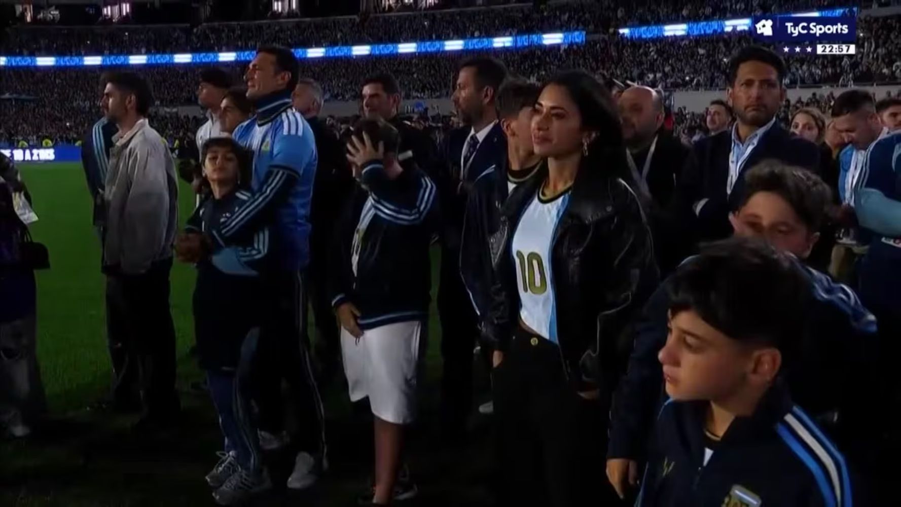 Antonela Roccuzzo junto a sus hijos en la despedida de Messi de la Selección
