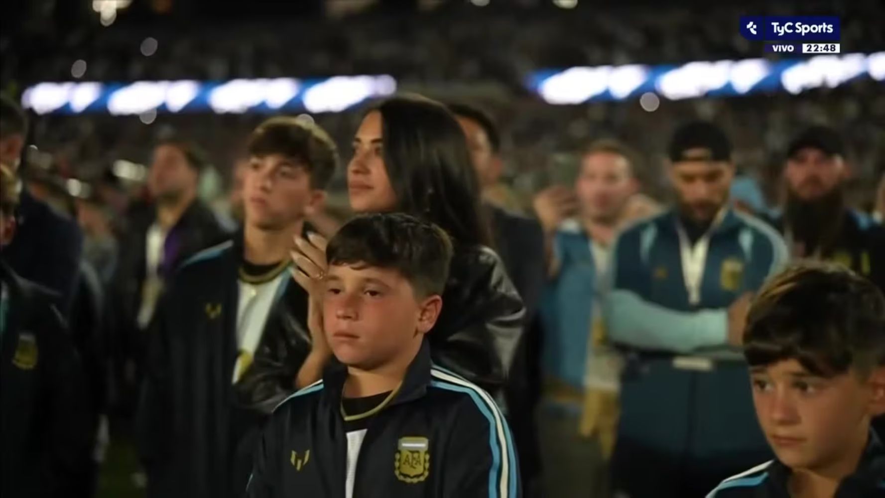 Antonela Roccuzzo junto a sus hijos en la despedida de Messi de la Selección