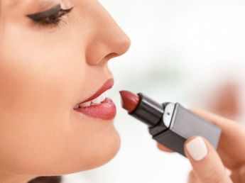 Las maquilladoras profesionales coinciden: "El lápiz labial rojo es un clásico, pero las mujeres de 50 apuestan por el rosa empolvado que es tendencia"