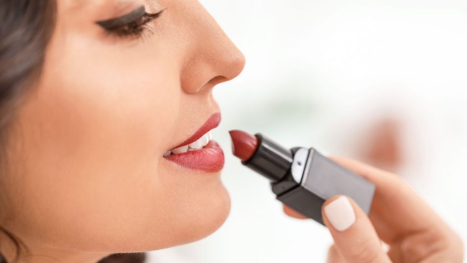 Las maquilladoras profesionales coinciden: "El lápiz labial rojo es un clásico, pero las mujeres de 50 apuestan por el rosa empolvado que es tendencia"