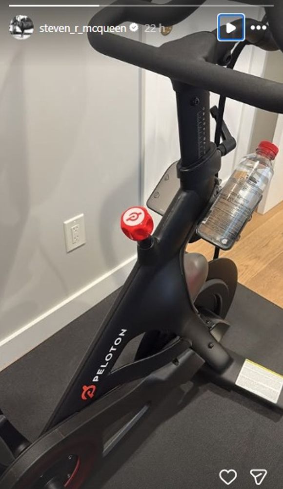 McQueen compartió una imagen de una bicicleta Peloton después de su reaparición.