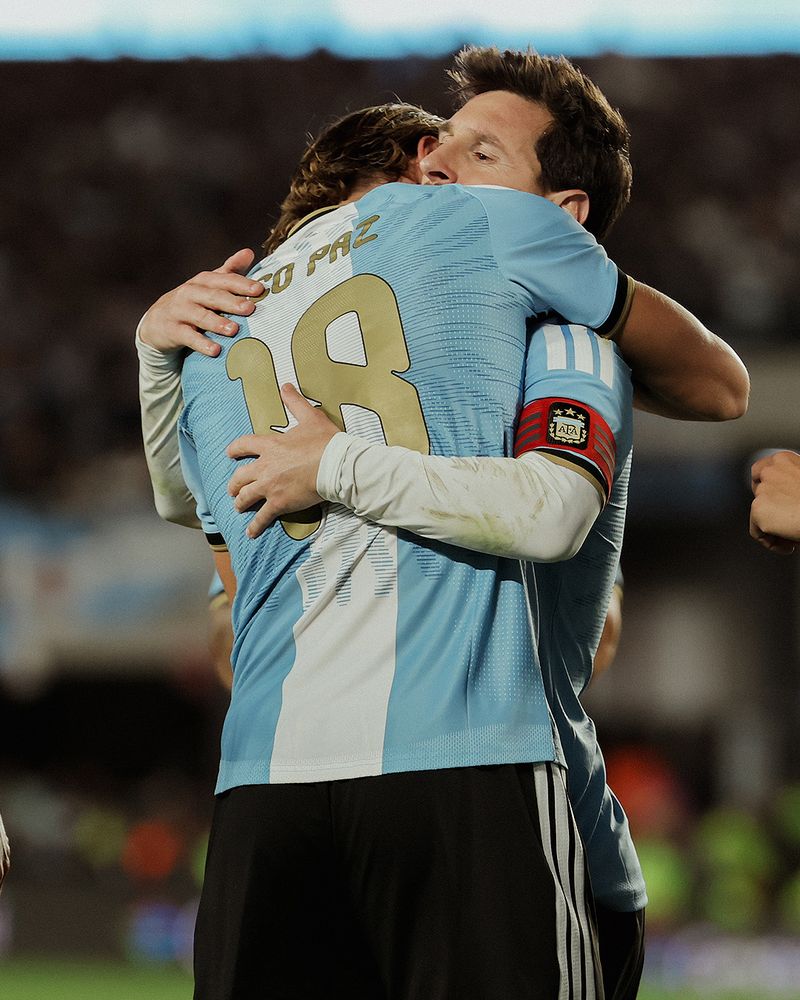 Las postales de Nico Paz y Lionel Messi en la despedida.