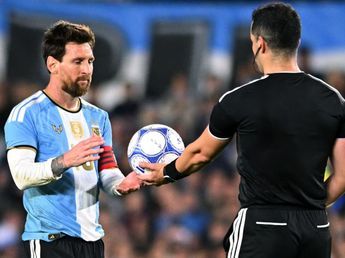 Revelaron qué pasó con el regalo que recibió Messi del árbitro en su despedida