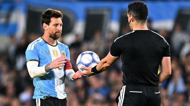 El regalo del arbitro a Messi
