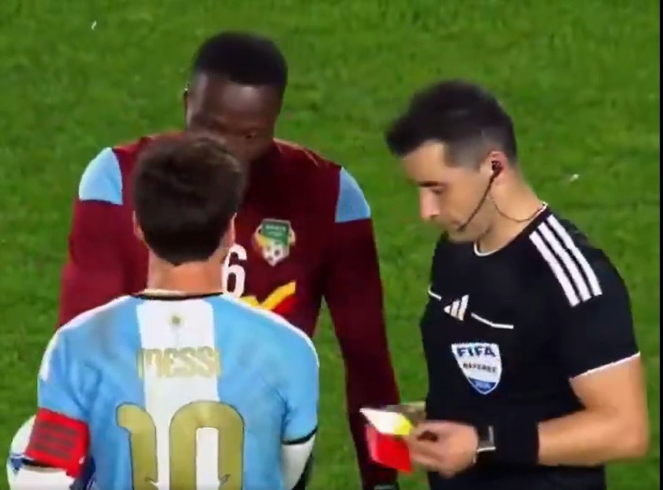 Las tarjetas que le regaló el arbitro a la Messi