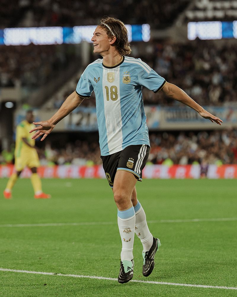 Las postales de Nico Paz y Lionel Messi en la despedida.