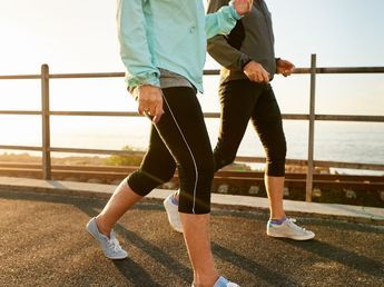 Salir a caminar a partir de los 70 años está bien, pero solo funciona si la caminata es de al menos 30 minutos, cinco veces por semana, coinciden los personal trainers expertos