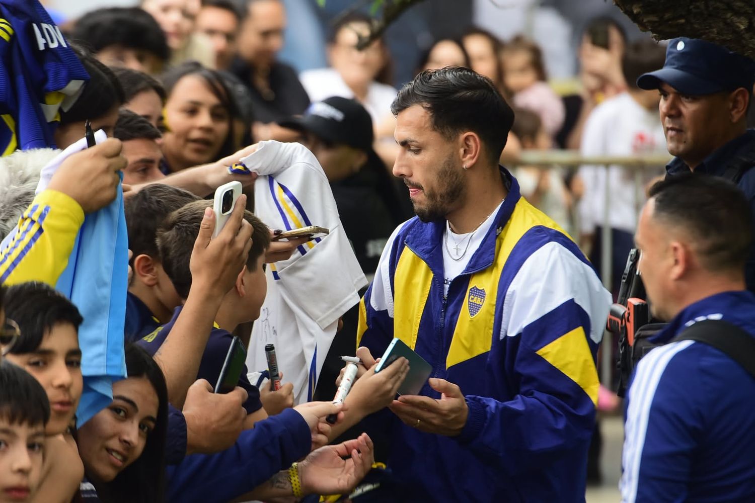 Leandro Paredes, el más buscado por los hinchas de Boca para los autógrafos y fotos.