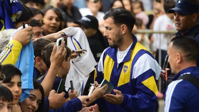 Leandro Paredes, el más buscado por los hinchas de Boca para los autógrafos y fotos.