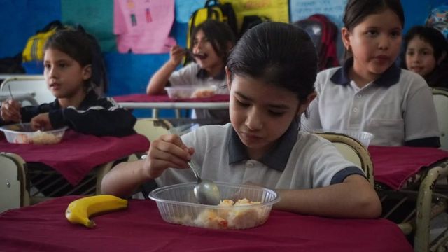 En los dos turnos, los chicos reciben un menú variado que es monitoreado por el equipo técnico de Políticas Alimentarias.